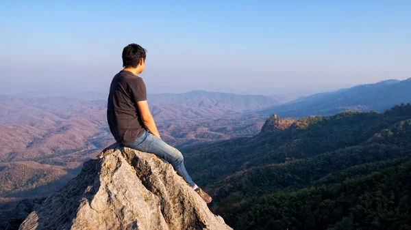 Man op de rots op de berg — Stockfoto