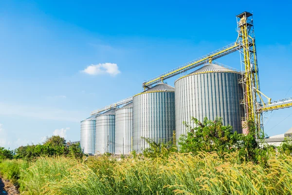 Fabriek vervaardiging van diervoeders met blauwe hemel — Stockfoto