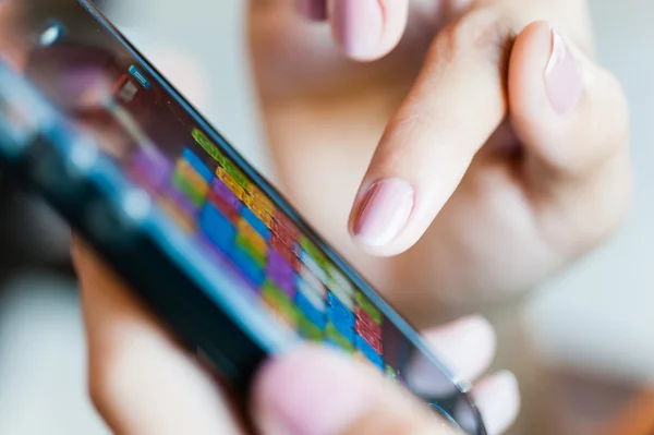Meisje vinger scherm op mobiele slimme telefoon aan te raken — Stockfoto