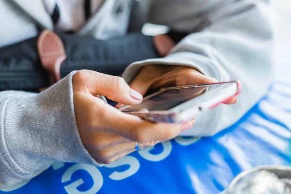 Flicka fingrar vidröra skärmen på mobiltelefon — Stockfoto