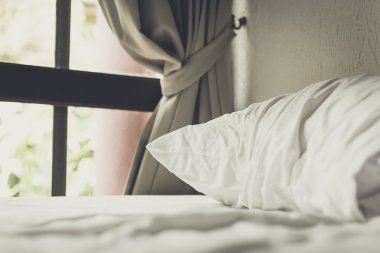 beyaz yastık odada yatakta.