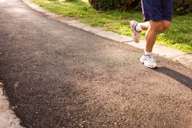 sokakta koşu koşan adam