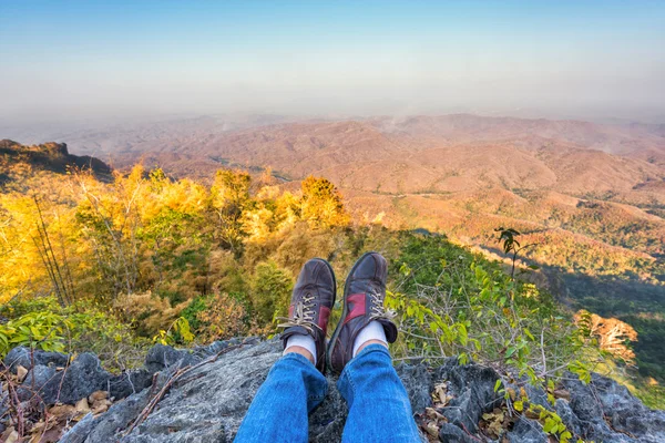 Schuhe eines Mannes am Berg — Stockfoto