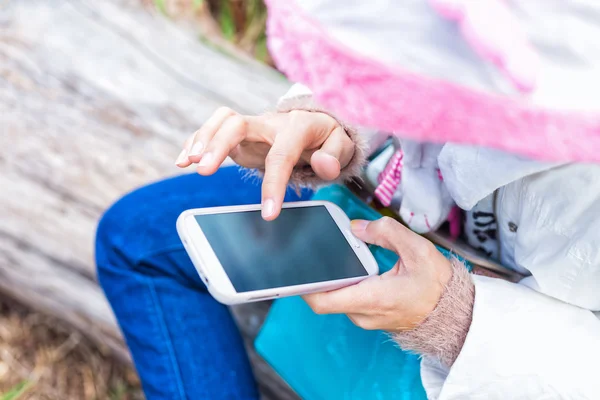 Parmak kız perde-in dokunaklı üstünde hareket eden telefon — Stok fotoğraf