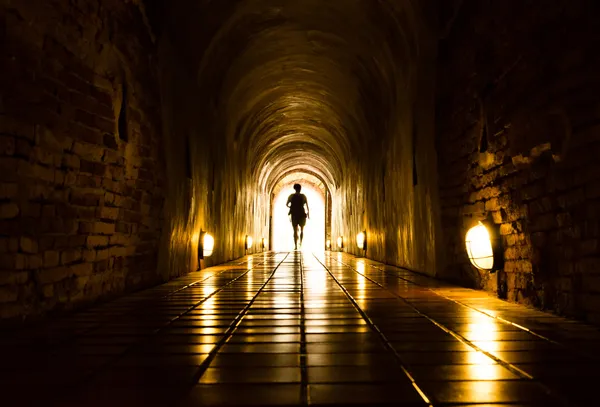 Luz e humano no fim do túnel — Fotografia de Stock