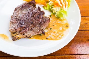 Beyaz tabak salata ve patates ile dana biftek