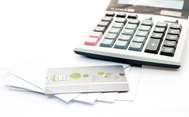 kredi kartı ve hesap makinesi beyaz zarf üzerinde izole
