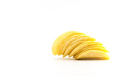 beyaz zemin üzerine patates cips cips