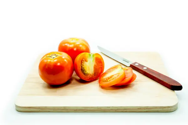 Ντομάτα και μαχαίρι για την κοπή του σκάφους που απομονώνονται σε λευκό φόντο — Φωτογραφία Αρχείου