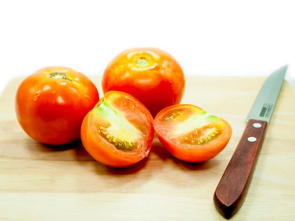 Tomate und Messer auf Schneidebrett isoliert auf weißem Hintergrund — Stockfoto