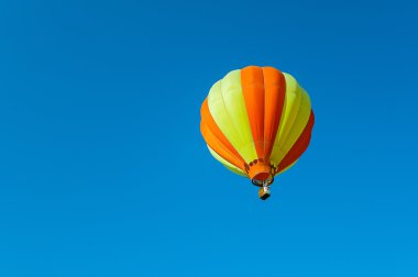 renkli süslü balon gökyüzünde yüzen