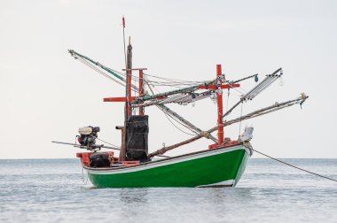 Yeşil Balıkçılık Tekne Tay deniz üzerinde