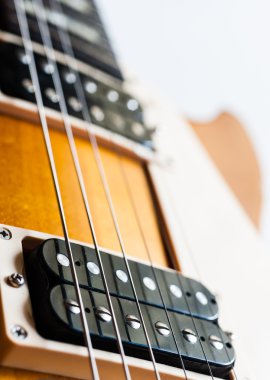 Beyaz arkaplanda elektro gitar