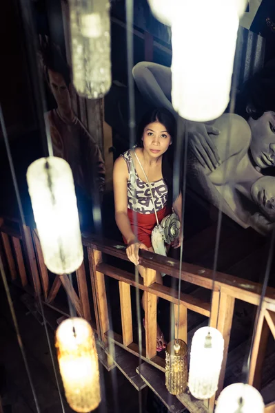 Retrato mujer en la escalera wtih lámpara luz — Foto de Stock