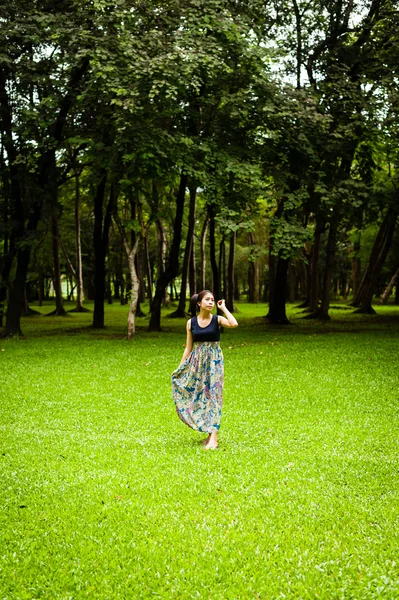 Ritratto donna asiatico ragazza in il giardino — Foto Stock