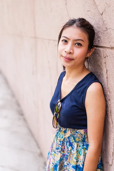 Stående kvinna asiatisk tjej mot väggen — Stockfoto