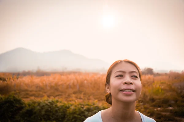 Donna in campo con luce solare — Foto Stock