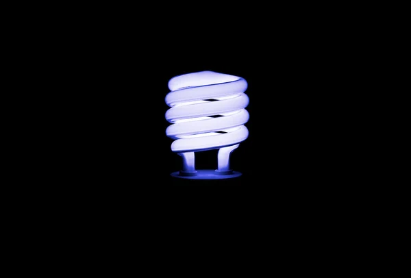 暗闇の中で青い蛍光電球 — ストック写真