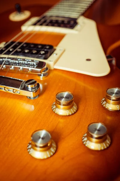 Szabályozás gomb elektromos gitár emeleten — Stock Fotó