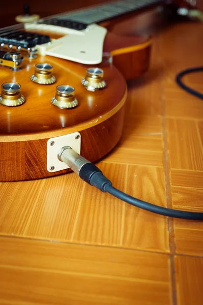 地上的电缆的电吉他 — 图库照片