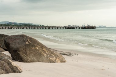 kum plaj iskelesi ile büyük taş