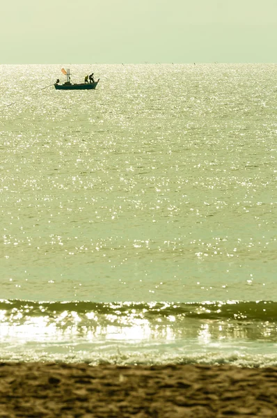 Лодка в море с закатом — стоковое фото