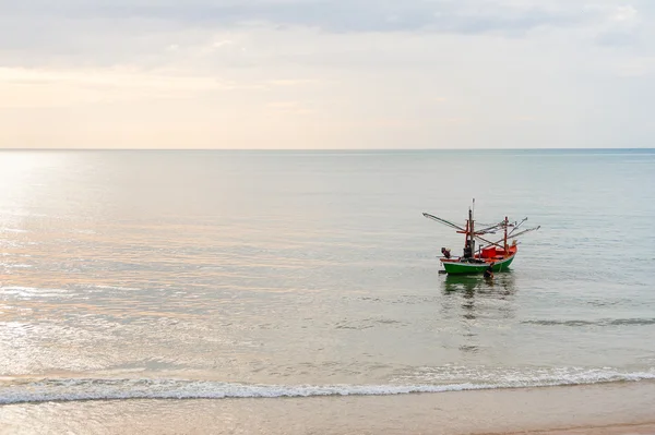 Рыбацкая лодка тай на море — стоковое фото