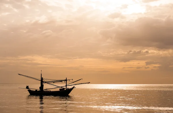 Barco de pesca tailandês no mar — Fotografia de Stock