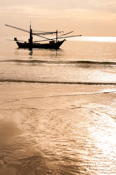 Barco de pesca tailandés en el mar —  Fotos de Stock