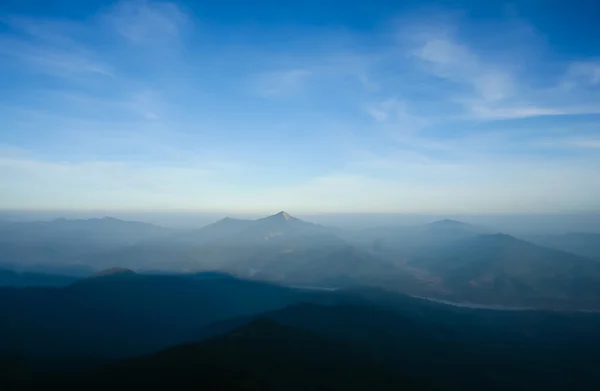 Niebla temprano en el paisaje de montaña cielo azul nublado — Foto de Stock