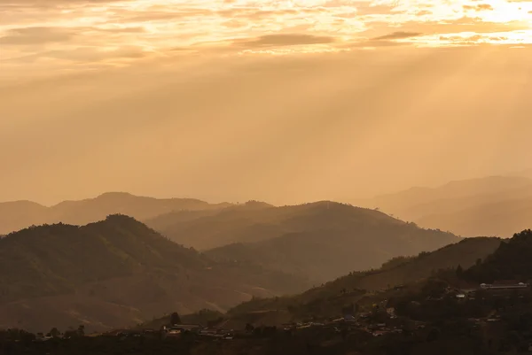 Sunbeam em lanscape montanha e neblina — Fotografia de Stock