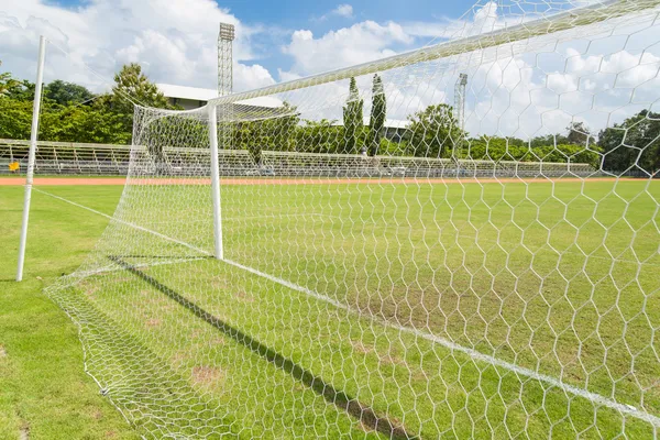 Voetbal doel netto in voetbal veld gras — Stockfoto