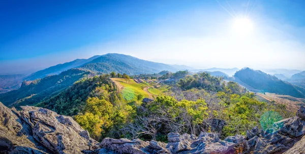 Paisaje de alta montaña con sol — Foto de Stock