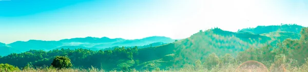Landschaftspanorama am Berg in Thailand mit Fackelschein — Stockfoto