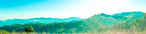 Lansekap Panorama di gunung di ThaiIand dengan cahaya suar — Stok Foto