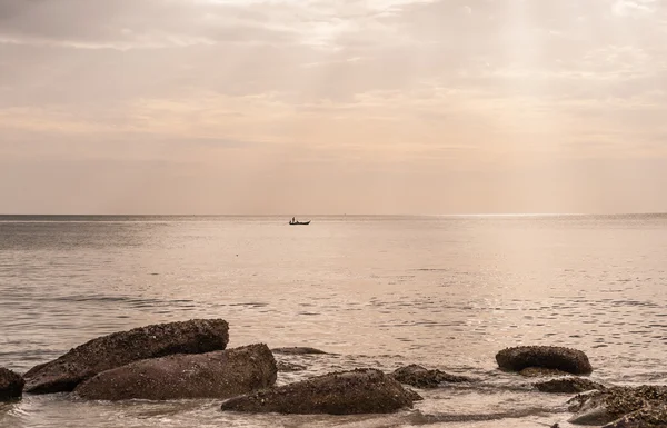 Rayo de sol en el horizonte en el mar con nublado —  Fotos de Stock