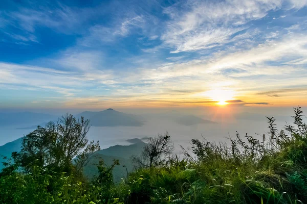 Nascer do sol no tempo mornig nebuloso cedo na montanha — Fotografia de Stock