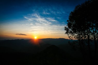 Tayland dağın arkasında günbatımı