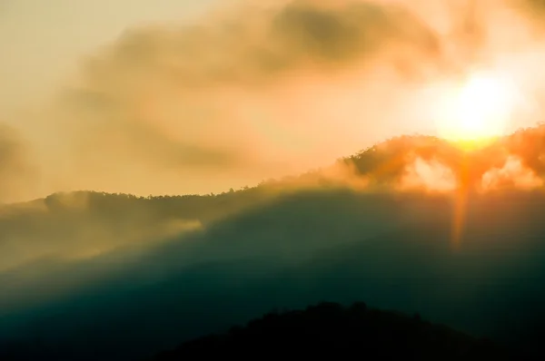 Východ slunce na hoře s misty mlha brzy — Stock fotografie