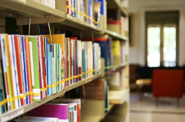 Böcker i biblioteket — Stockfoto