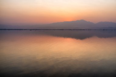 göl günbatımı Tayland