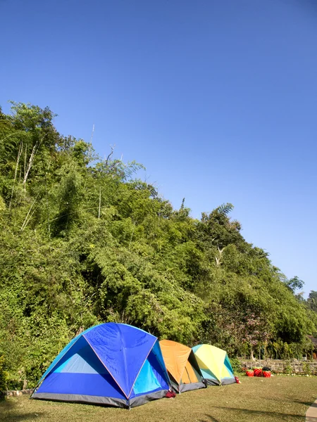 Namiot camp: podróży koncepcja — Zdjęcie stockowe