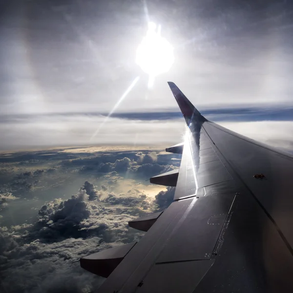 El tiempo de viaje del avión es puesta del sol — Foto de Stock