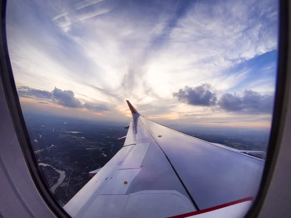 Temps de voyage de l'avion est coucher du soleil — Photo