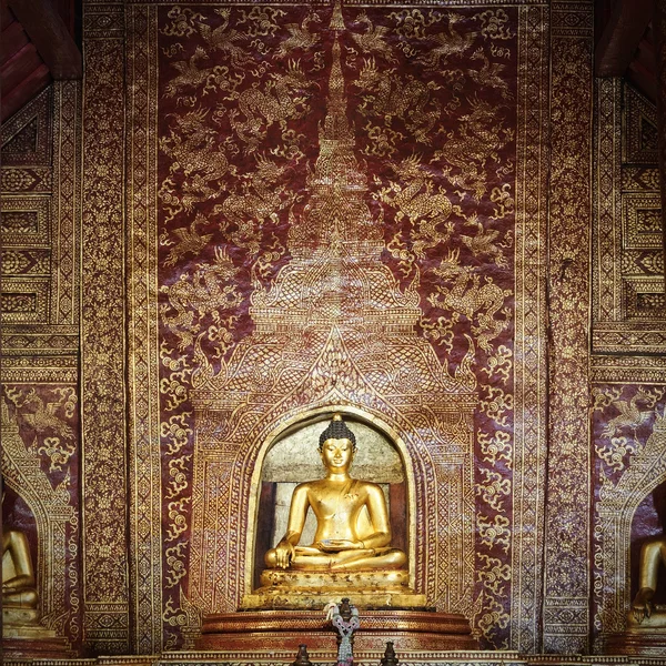 Phra Singh estátua de Viharn Lai Kam — Fotografia de Stock