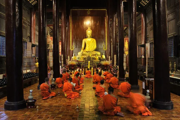 Monges budistas orar e meditar todos os dias à noite: Wat Phan Ta — Fotografia de Stock