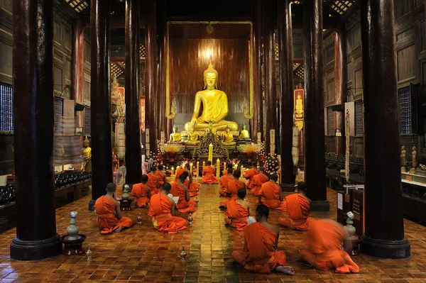Mnichów buddyjskich modlitwy i medytacji każdego dnia wieczorem: wat phan ta — Zdjęcie stockowe