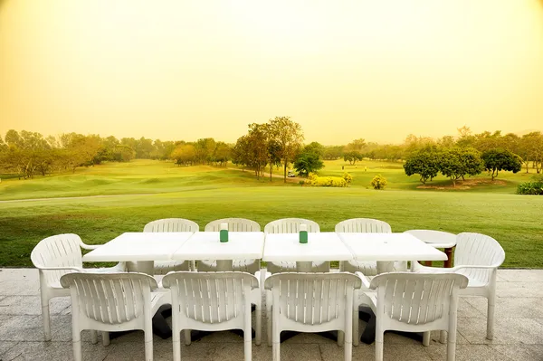 Стол возле поля для гольфа — стоковое фото