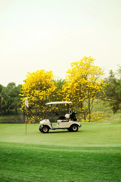 Golfclub-Auto: Morgenstimmung — Stockfoto