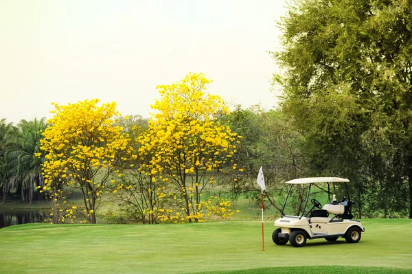 Golfclub-Auto: Morgenstimmung — Stockfoto